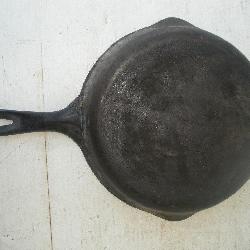 Vintage Wagner cast iron skillet  9 inches