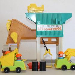 #169 Fisher Price -Play Family Lift &Load Depot (complete)
