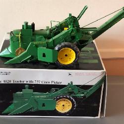 Precision Classic The 420 Tractor with 237 Corn Picker John Deere Die Cast 
