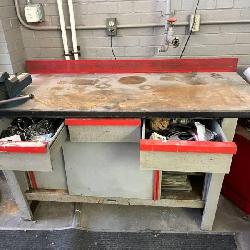 40in x 18in Metal Work Bench W/ a Steel Vise