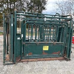 BIG VALLEY M1V CATTLE SQUEEZE CHUTE