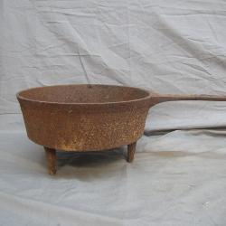 3 leg cast iron pan