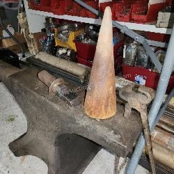 Classic Peter Wright Anvil .  Approximate 400 lbs