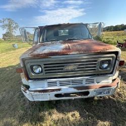 1980 CHEVROLET CUSTOM DELUXE V8-70 TRUCK FLATBED , HAS DUMP LIFT HAVENT DRIVENIN SEVERAL YEARS