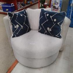 Swivel accent chair 