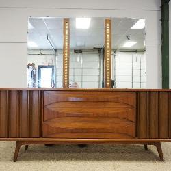 1172	UNITED FURNITURE COMPANY MID CENTURY MODERN LOW CHEST WITH MIRROR, 2 DOOR CONCEALING 3 DRAWERS 