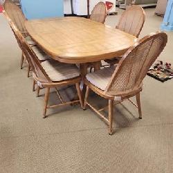 Large wooden dining room table with 6 chairs 