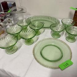 LARGE SELECTION OF MIXED VINTAGE GLASSWARE 