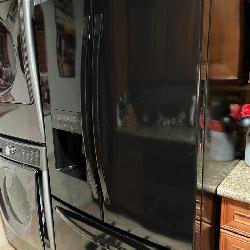 Kenmore Refrigerator w/Transferable Warranty expires 6/7/2028