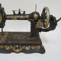 ANTIQUE NEW NATIONAL CAST IRON SEWING MACHINE, APPROXIMATELY 13 IN X 9 IN X 11 IN HIGH