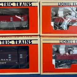M - LOT OF 4 BOXED LIONEL TRAIN CARS (B1)