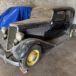 1930s Ford four-door sedan