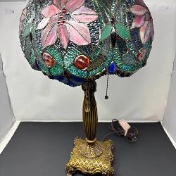 Tiffany style stain glass lamp