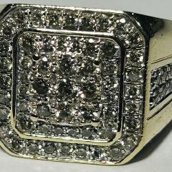 A HEAVY 10KT YELLOW GOLD MENS DIAMOND RING 9.20GRS