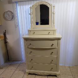 Bassett Furniture Chest on Chest with Mirror
