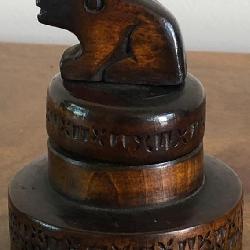 M - 1940'S SMALL ANIMAL FINIAL INKWELL (E2)