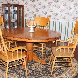 Oak Round Table w/1 Leaf