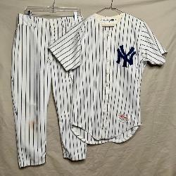 777 - NEW YORK YANKEES BASEBALL UNIFORM