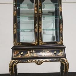 1229	BEAUTIFUL UNION NATIONAL CHINOISERIE NARROW CURIO W/ONE DRAWER, 3 GLASS SHELVES & INTERIOR LIGHTING, BEVELED GLASS DOORS & SIDES, PAINTED ARTIST SIGNED, APPROXIMATELY 30 IN X 14 IN X 72 IN