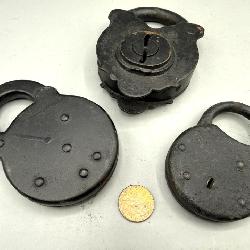 Lot # : 351 - 1930's Mastodon Eight Lever Padlock+