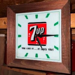 16IN 7UP CLOCK