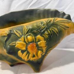 Lot # : 24 - Roseville Peony Conch Shell