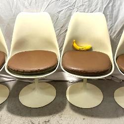 Lot # : 171 - Knoll Intl. Eero Saarinen Tulip Chairs