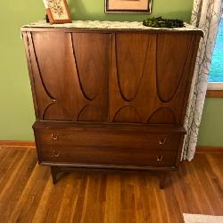 Mid century Broyhill gentleman‘s chest