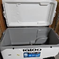 Igloo Latitude 137 Cans 90 Quart Rolling Cooler