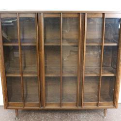 Lot # : 1 - Mid-Century Curio Cabinet