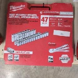 Milwaukee 1/2 in. drive Metric and SAE 47 Piece Mechanics Ratchet and Socket Set 90 teeth