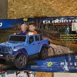 12V Jeep Gladiator Battery Powered Ride-on Vehicle for Kids