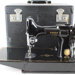 Lot # : 154 - Singer Featherweight Portable Sewing Machine 221-1