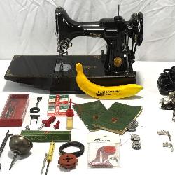 Lot # : 148 - Singer Featherweight Sewing Machine, Accessories+