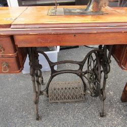 Vintage Singer sewing machine TREDLE/ HAND CRANK in table #1315978 (1873) lion crown design 